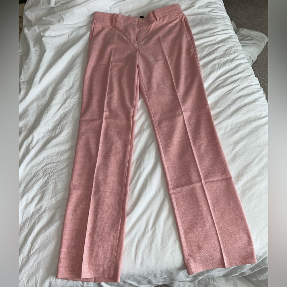 Ann Taylor straight pant size 4. New with tags. Never worn. Just too small.